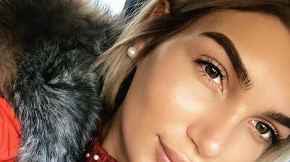 Na obálke magazínu Playboy je prvá nahá preoperovaná modelka. Je prekrásna!