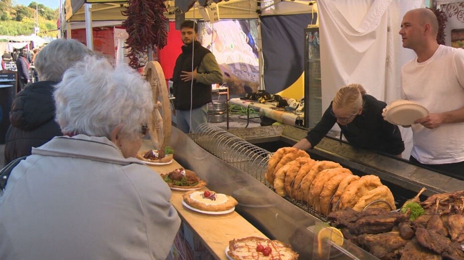 Vôňa cukroviniek, pečených klobás i burčiaku. Legendárny jarmok v Leviciach oslavuje 500 rokov