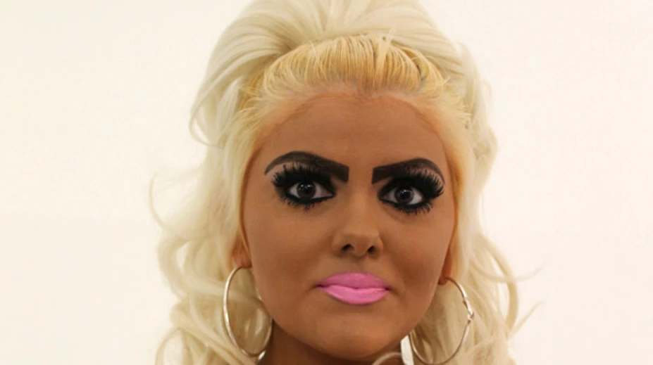 Chcela byť ako Barbie, vyzerala otrasne. Toto z nej urobil tím vizážistov