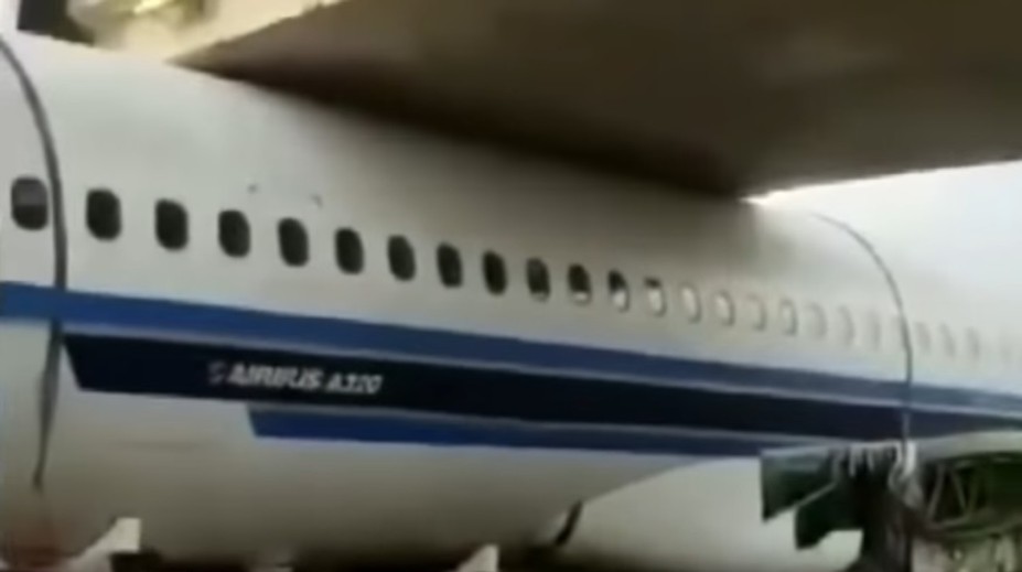 VIDEO: Robotníci nevedeli, ako vyslobodiť zaseknuté lietadlo. Vyriešili to jednoducho