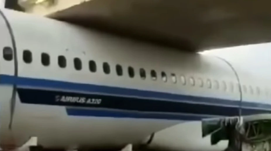 VIDEO: Robotníci nevedeli, ako vyslobodiť zaseknuté lietadlo. Vyriešili to jednoducho