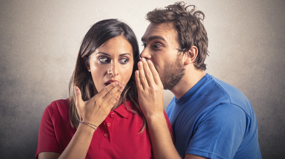 Klebetia muži viac ako ženy? Prieskum ukázal, ako sme na tom