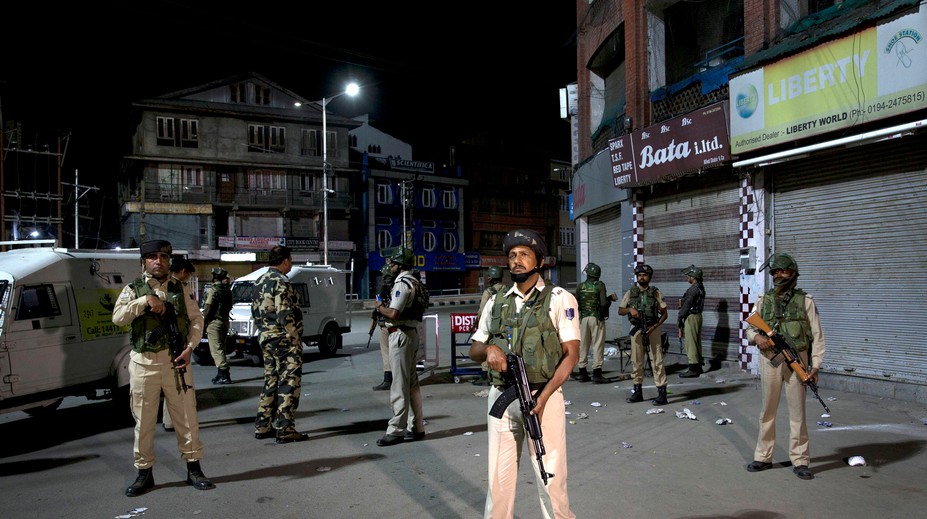 V Kašmíre zaviedli zákaz vychádzania. Zablokovali internet aj mobilné siete
