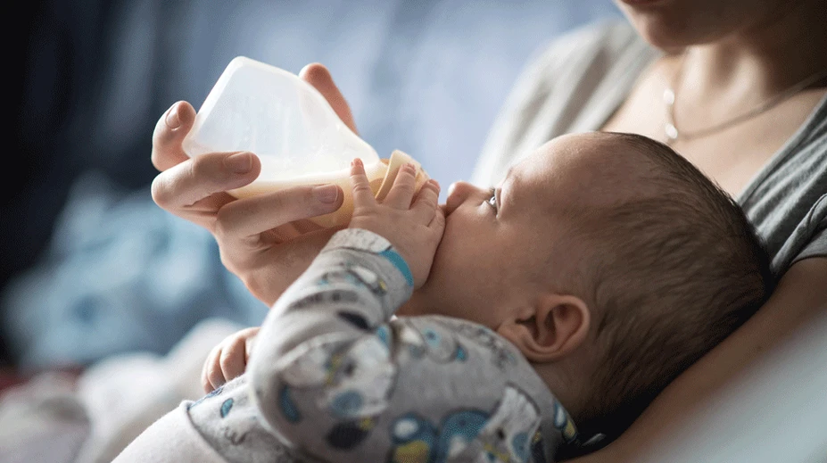 Nová štúdia mamičky nepoteší. Detské fľašky vypúšťajú do mlieka mikroplasty