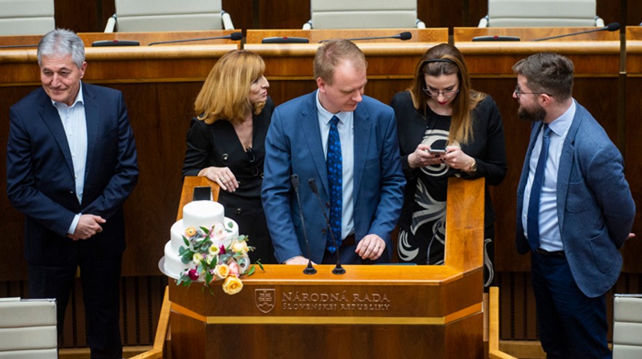 Poslanci okolo Beblavého pokračovali  blokovaní schôdze aj cez noc
