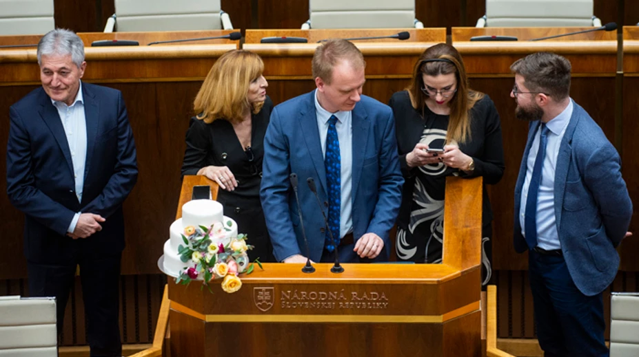Poslanci okolo Beblavého pokračovali  blokovaní schôdze aj cez noc