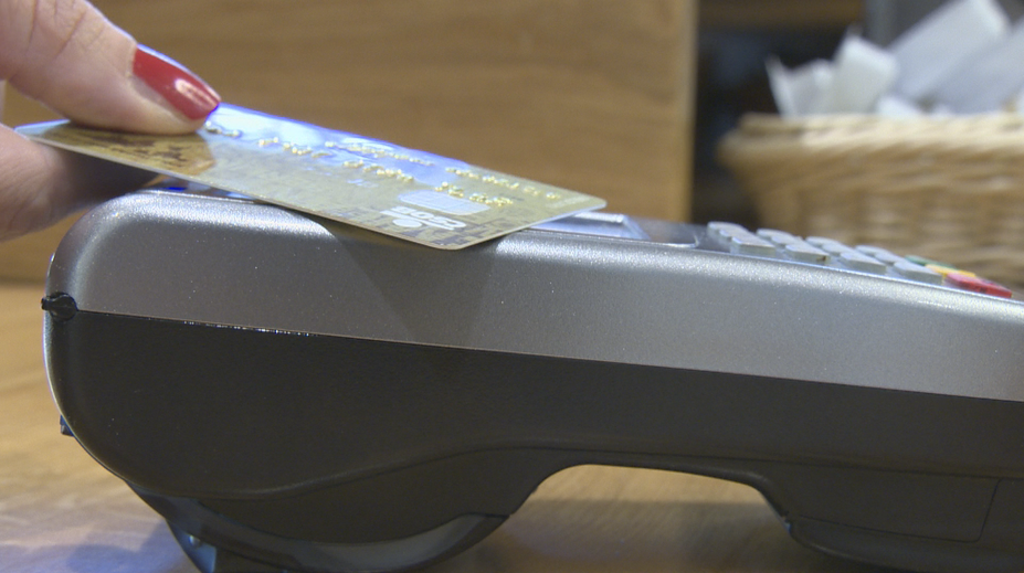 Zvykli ste si na rýchle bezkontaktné platby bez PIN kódu? Od soboty prichádza zmena