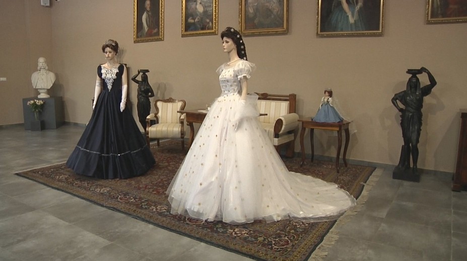 Krajčír z Michaloviec ušil repliku legendárnych šiat cisárovnej Sissi