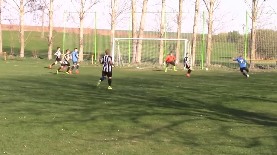 VIDEO: Bizarná situácia v amatérskej súťaži, arbiter neuznal tento jasný gól