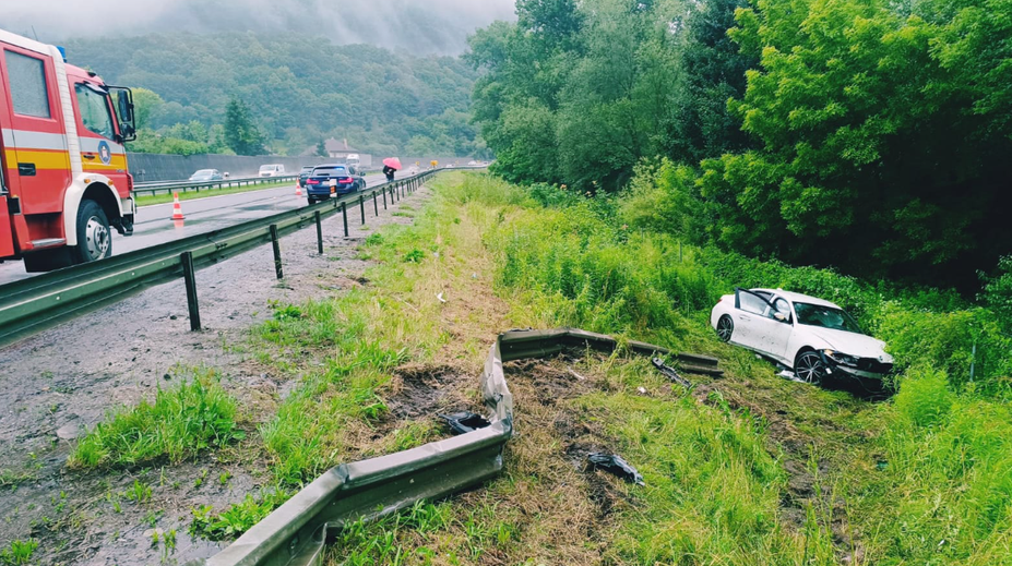 Tragická nehoda pri Hronskej Breznici. Vodič (†25) dostal šmyk, prerazil zvodidlá a skončil mimo cesty