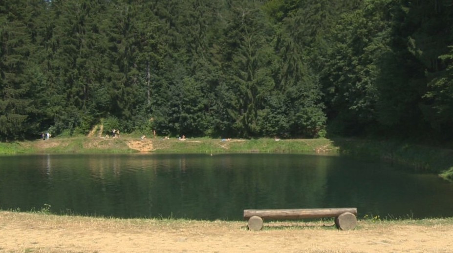 Obnažovanie pri tajchu sa niekomu nepáčilo. Nudisti v Banskej Štiavnici dostali pokutu