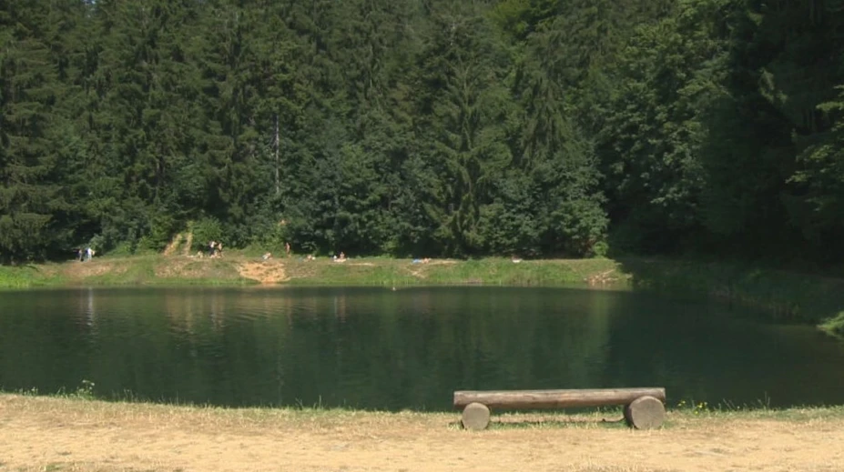 Obnažovanie pri tajchu sa niekomu nepáčilo. Nudisti v Banskej Štiavnici dostali pokutu