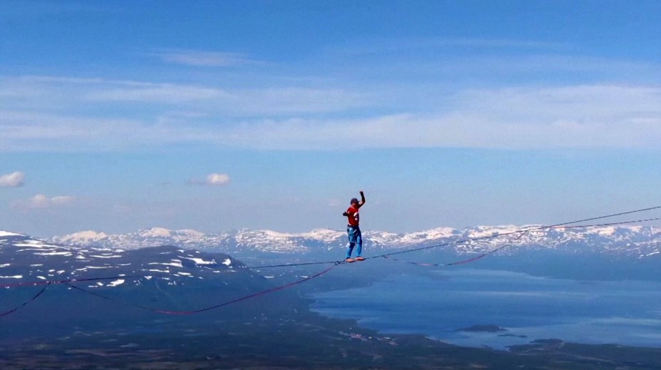 Neuveriteľná „prechádzka v oblakoch": Odvážlivci prešli po lane viac ako dva kilometre