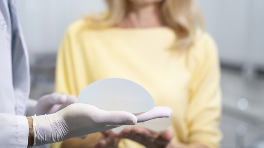 Choroba prsných implantátov. Čoraz viac obľúbené estetické operácie nie sú bez rizík