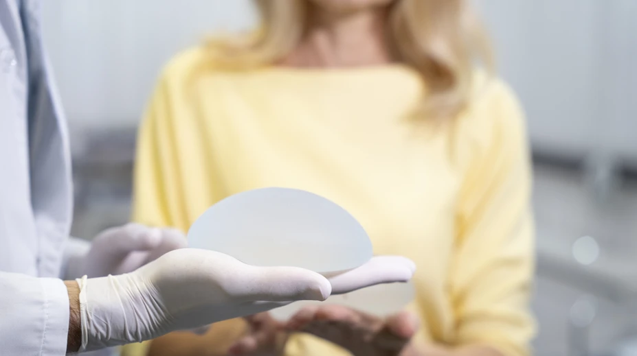 Choroba prsných implantátov. Čoraz viac obľúbené estetické operácie nie sú bez rizík