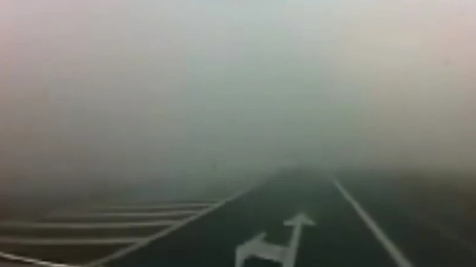 Vodiči na to často zabúdajú a ohrozujú ostatných. Viete kedy môžete použiť hmlovky?