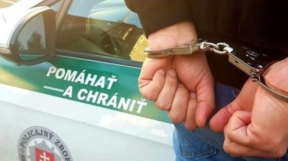 Škrtenie, údery do hlavy aj sexuálne násilie. Košických policajtov vyšetrujú za brutálne správanie voči zadržanému