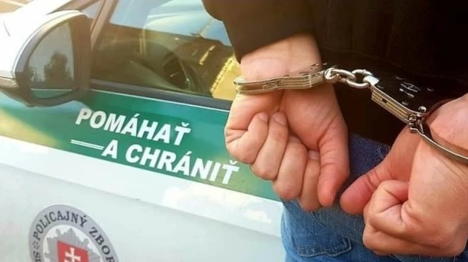 Škrtenie, údery do hlavy aj sexuálne násilie. Košických policajtov vyšetrujú za brutálne správanie voči zadržanému
