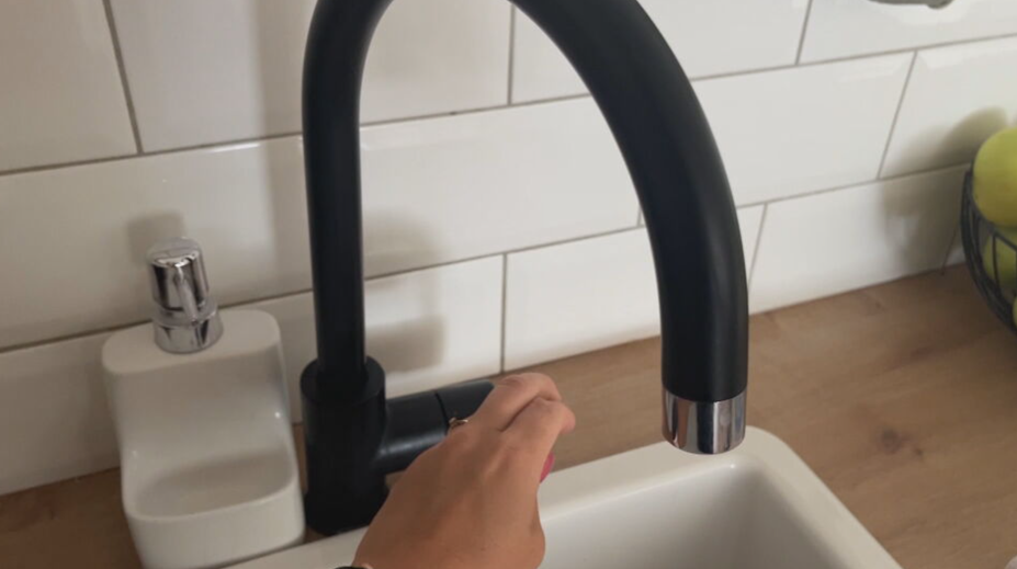 Trápi ich nedostatok vody. V Ďurkove desiatkam občanov netečie, v Ruskove im jej dodávky na noc zastavujú