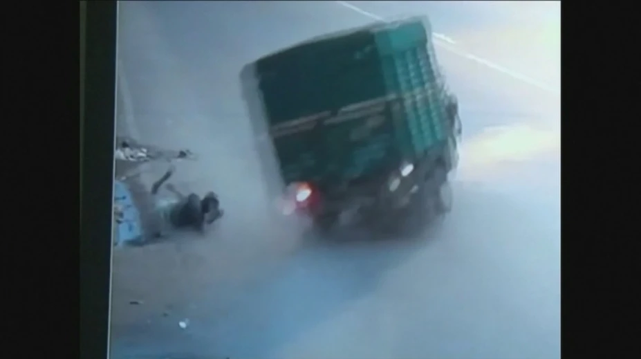Muža, ktorého zrazilo nákladné auto nechali vykrvácať a ešte mu ukradli mobil