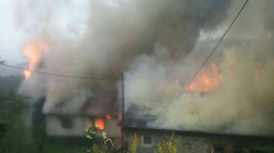 V Korni horela drevenica s prístavbou, na mieste zasahovalo 30 hasičov