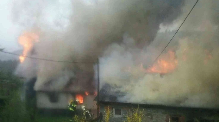 V Korni horela drevenica s prístavbou, na mieste zasahovalo 30 hasičov
