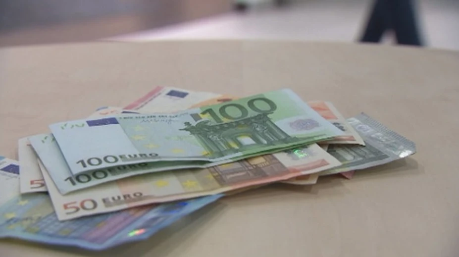 Platy štátnych zamestnancov od januára porastú o 10 percent