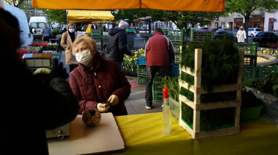 Od pondelka môžu fungovať trhoviská, musia regulovať vstup