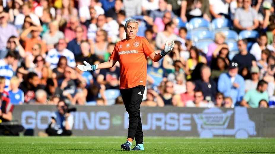 VIDEO: Mourinho v netradičnej úlohe brankára. Za čo dostal žltú kartu?