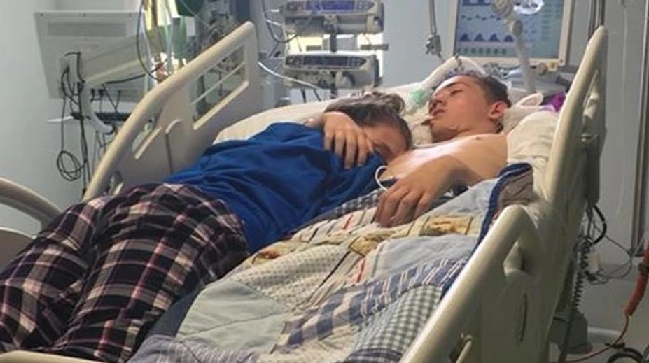 Dojemná rozlúčka. Tínedžerka naposledy objíma umierajúceho priateľa
