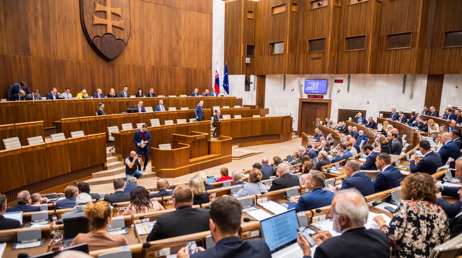 Partnerské spolužitie stopli poslanci už v prvom čítaní. Pozrite si, ako kto hlasoval