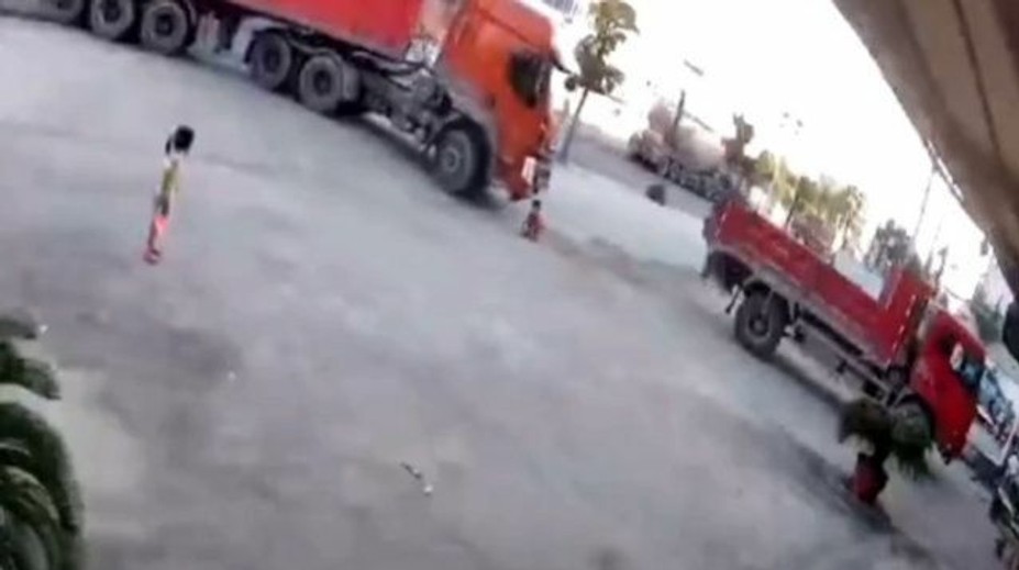 VIDEO: Kamión narazil do chlapca, ktorý skončil pod jeho kolesami. Stal sa však zázrak