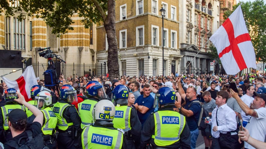 OBRAZOM: Nepokoje po útoku v Southporte sa rozšírili do ďalších miest. Ulicami sa ozývajú protiimigračné pokriky