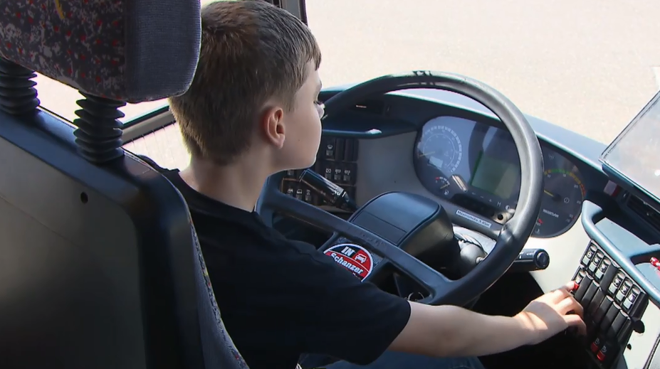 Mladý školák ukradol autobus a vozil cestujúcich. Tí si nič nevšimli