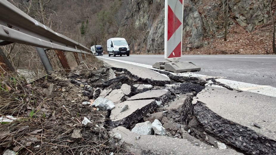 Riziko ďalšieho pádu skál pod Strečnom je stále vysoké, opäť zasadá krízový štáb
