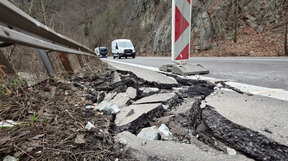 Riziko ďalšieho pádu skál pod Strečnom je stále vysoké, opäť zasadá krízový štáb