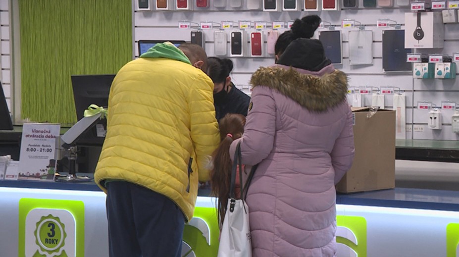 Povianočné výpredaje sú iba na internete, kuriérske služby nemajú väčšie problémy