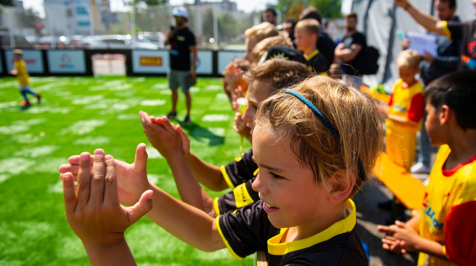 Vzory rozdávali podpisy, mladé talenty ukázali triedu. Futbal v meste bavil Prešov