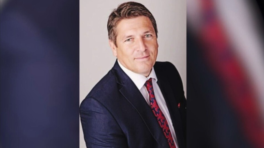 Poslanec Hnúšte spôsobil dopravnú nehodu a z miesta činu ušiel. Na druhý deň sám prišiel na políciu