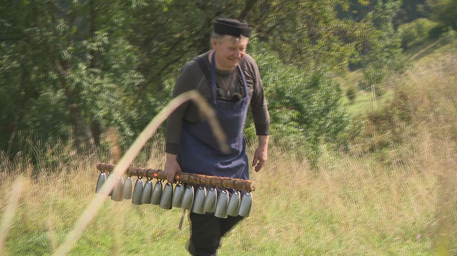 Neexistuje zvonec, ktorý by nevedel naladiť. Vďaka Stanislavovi sa Oravou nesú tradičné zvuky zvonkohry