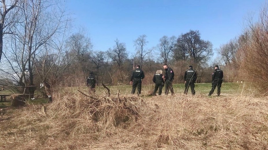 Veľká pátracia akcia pri rieke Morava. Hľadajú 43-ročného muža, ktorý bol s kamarátmi na rybačke