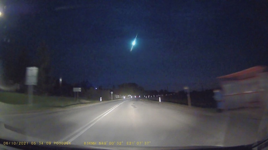 Východ Slovenska nadránom rozžiaril padajúci meteorit. Jaroslav ho zachytil na autokamere