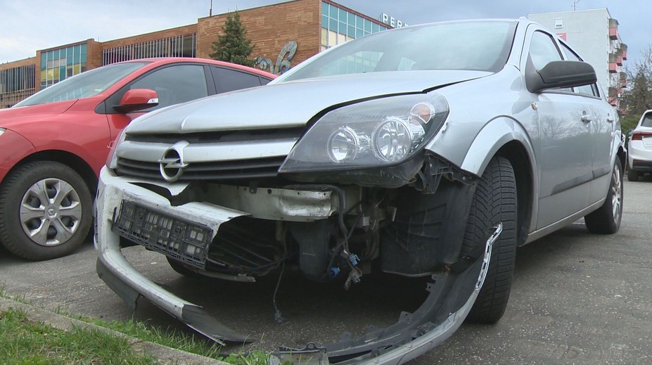 Blokujú parkovacie miesta a špatia okolie. Tieto mestá začali odstraňovať vraky