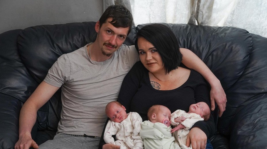 Šanca jedna k 200 miliónom: V Británii sa narodili identické trojčatá. Rodičia majú systém, aby si ich nepomýlili