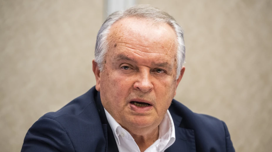 Ak neprestane západ vojensky pomáhať Ukrajine, Slovania sa spoja a urobia zo západnej Európy trávnik, vyhlásil v europarlamente Radačovský