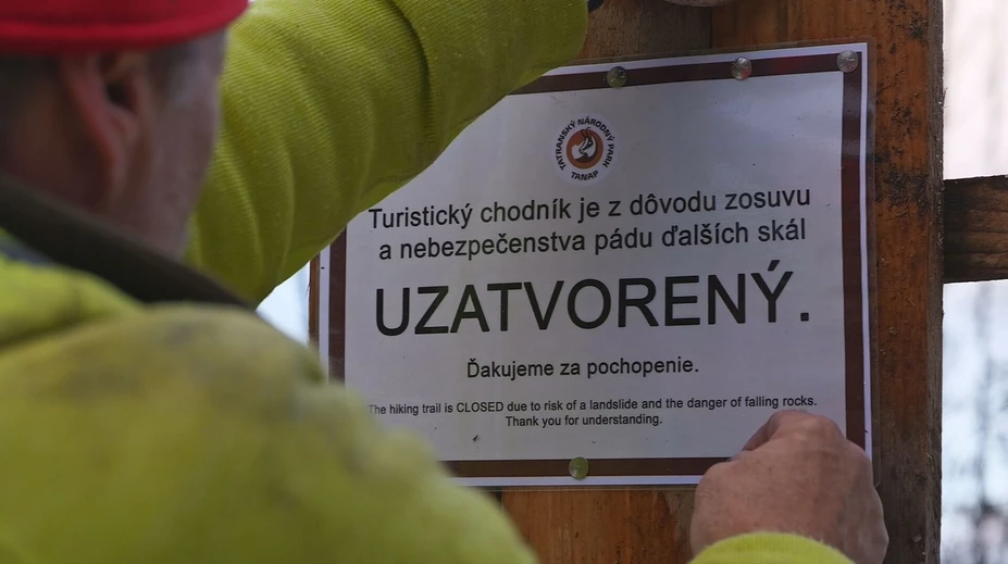 Zrútili sa masívne skaly. Chodník tatranskej magistrály neďaleko Hrebienka uzavreli