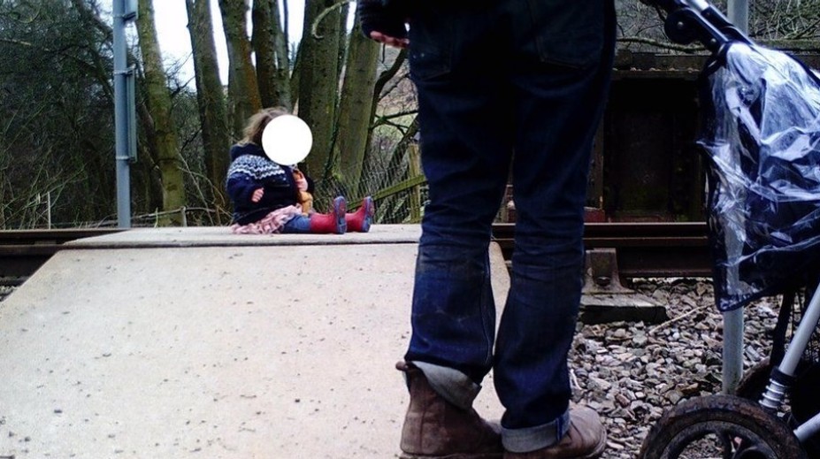 Fotka malého dieťaťa na koľajniciach sa šíri internetom. Polícia varuje pred nárastom nebezpečných selfie