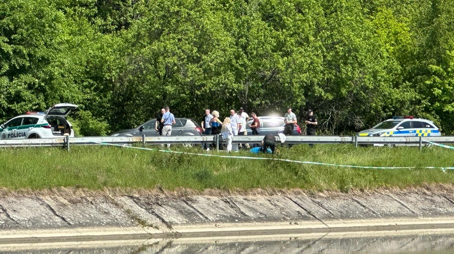 Z kanála Váhu pri Bytči vytiahli mŕtvolu. Muž mal údajne zviazané ruky, pátrajú po jeho totožnosti