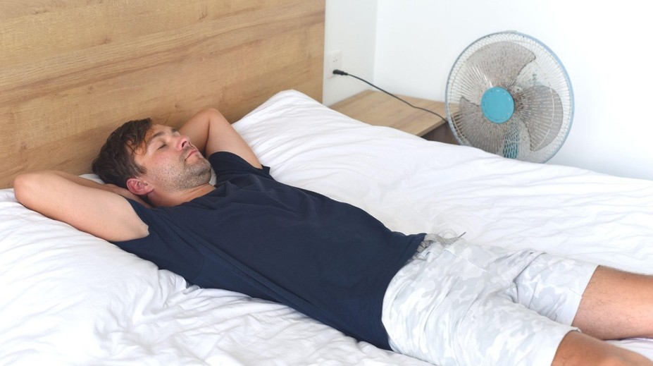 Napriek horúčave nespite so zapnutým ventilátorom. Spánkový expert vysvetlil riziká