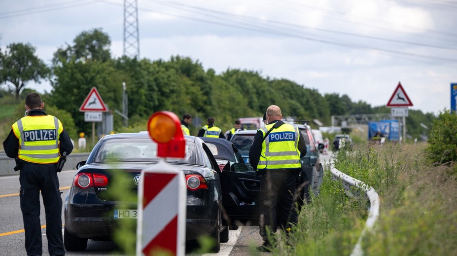 Chystáte na EURO do Nemecka autom? Na hraniciach sa pripravte na možné komplikácie